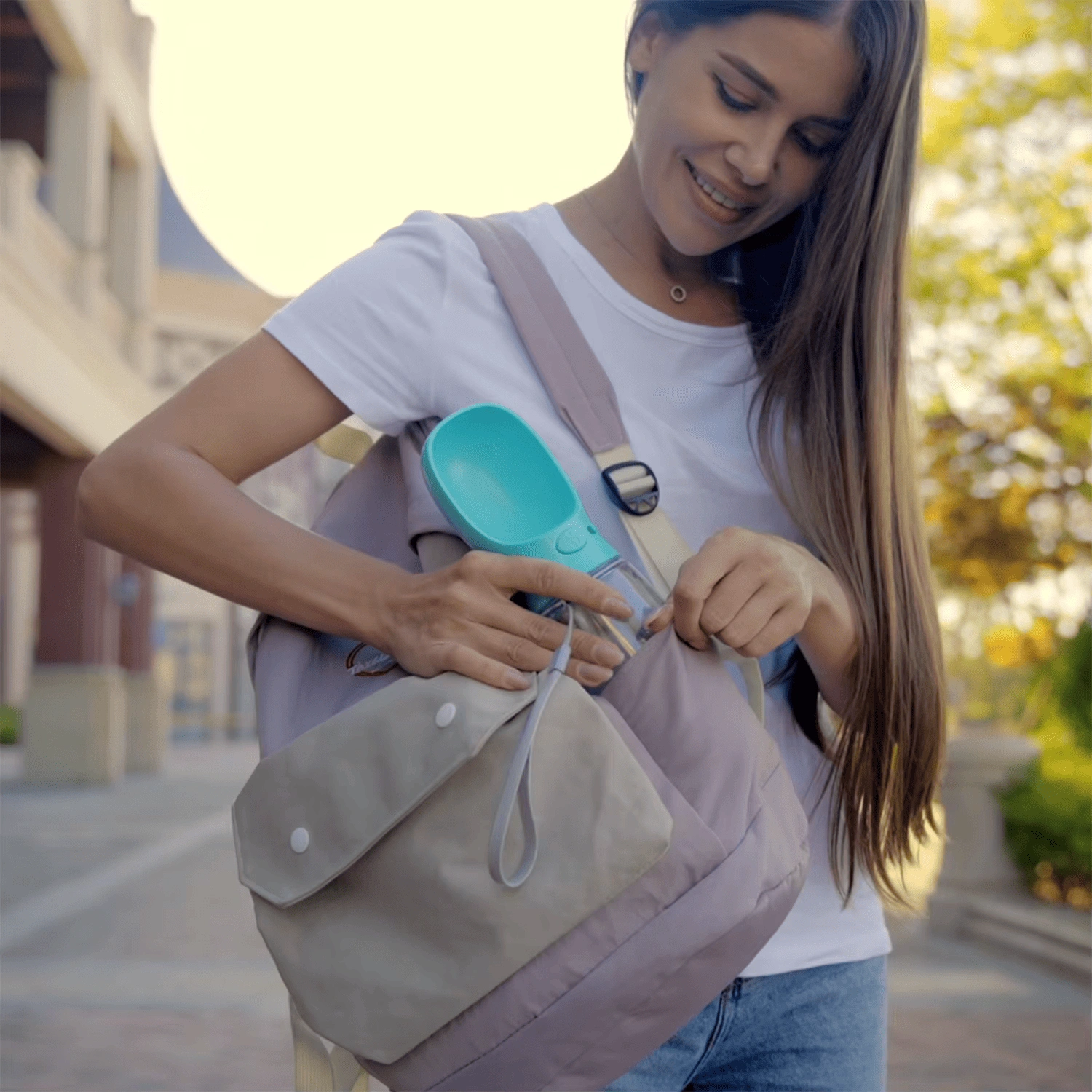 Sticla portabila apa caini si pisici, in geanta unei femei Sticla portabila apa caini si pisici, in geanta unei femei